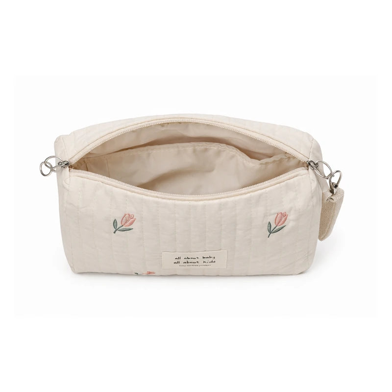 Vue rapprochée du motif floral du sac à langer bébé