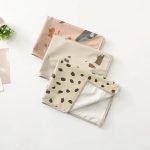 Matelas à langer bébé motifs colorés