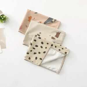 Matelas à langer bébé motifs colorés