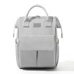 Vue de face du sac à dos à langer gris élégant