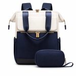 Vue de face du sac à langer à dos bleu élégant et fonctionnel