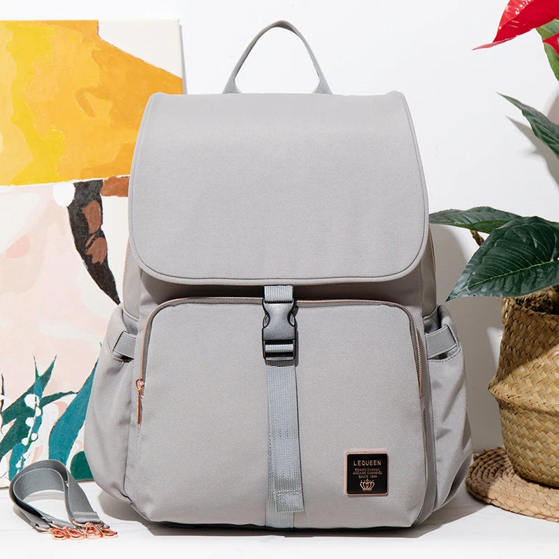 Sac à langer gris moderne idéal pour parents actifs