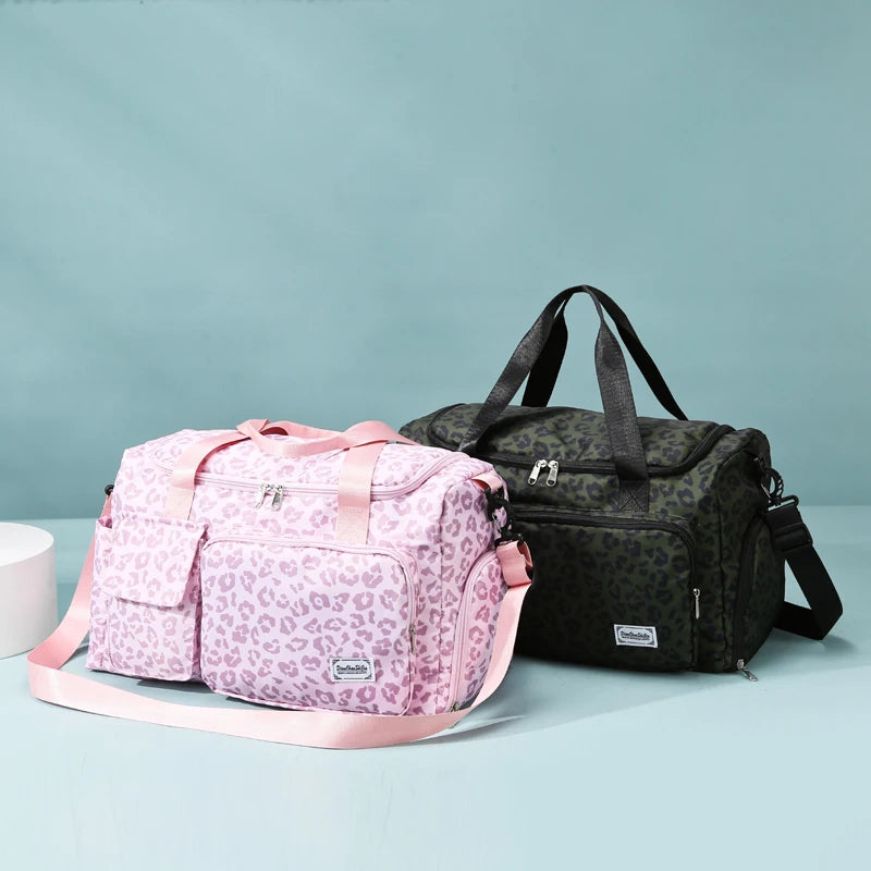 Sac à langer motif léopard rose élégant et fonctionnel