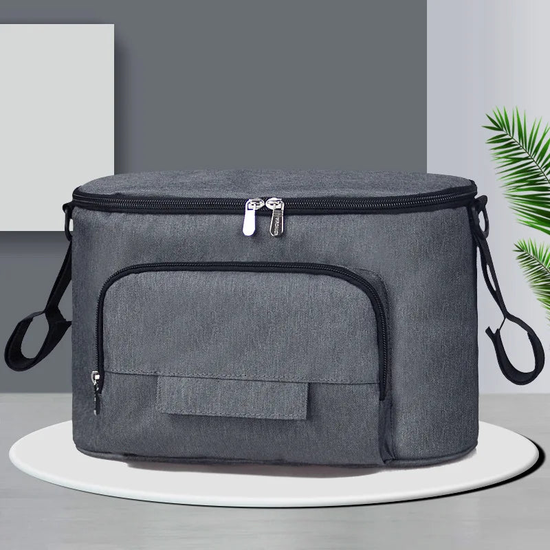 Sac à langer fonctionnel accroché à une poussette