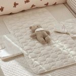 Tapis à langer nomade plié avec motif étoilé