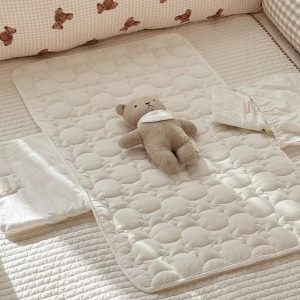 Tapis à langer nomade plié avec motif étoilé